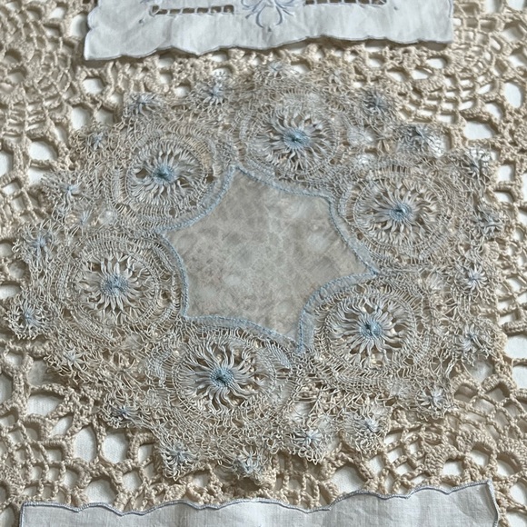 Vintage Set of 3 Piece Set of The Prettiest Doily & 2 Battenburg Runners - Picture 11 of 16